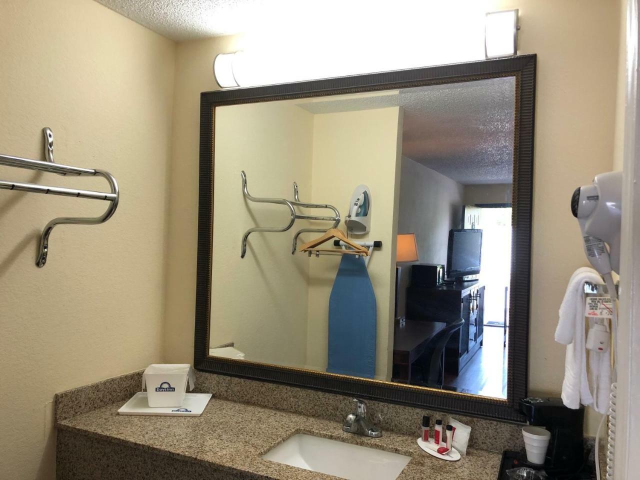 Days Inn By Wyndham King-Winston Salem Area Екстериор снимка