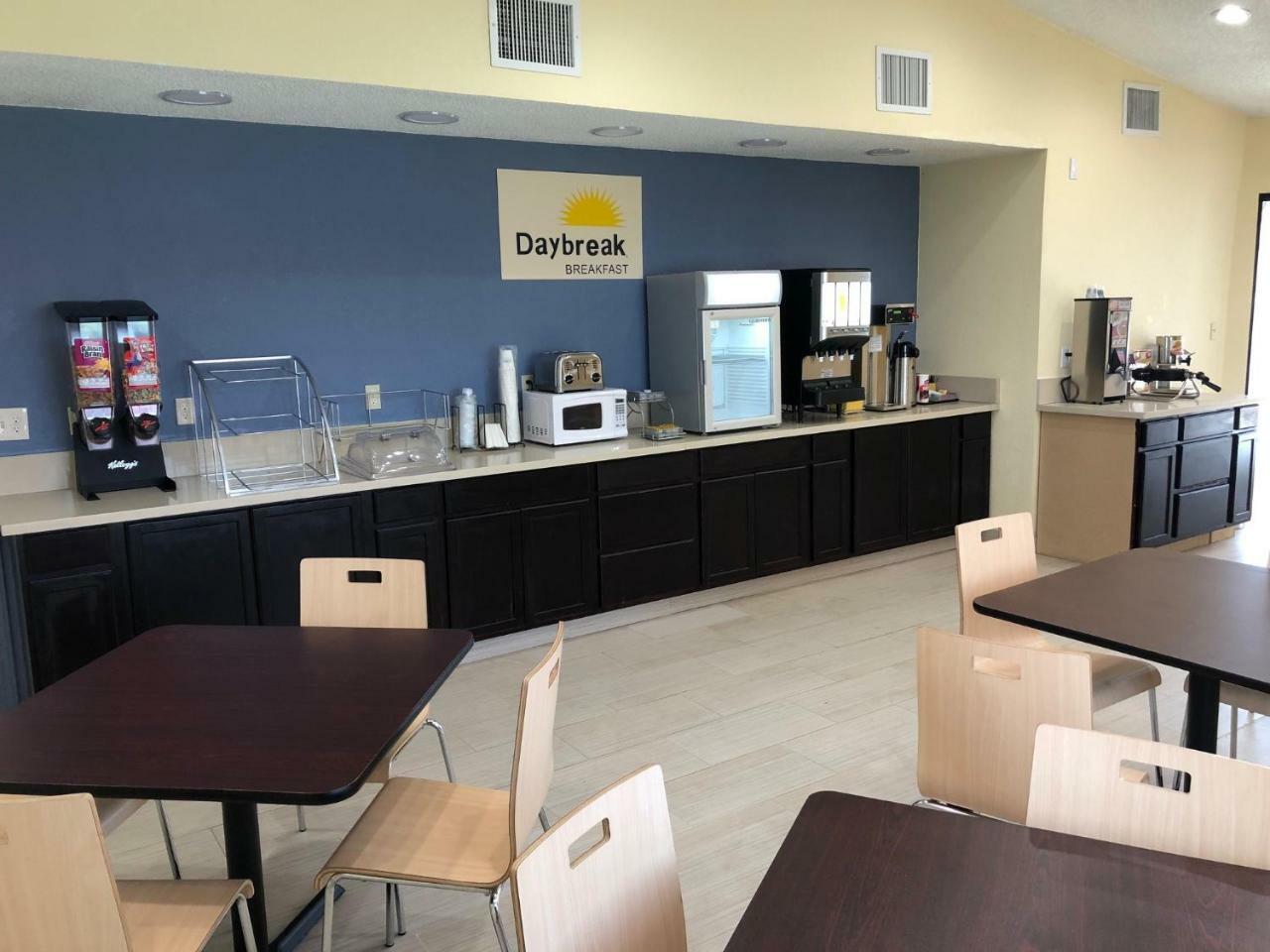 Days Inn By Wyndham King-Winston Salem Area Екстериор снимка